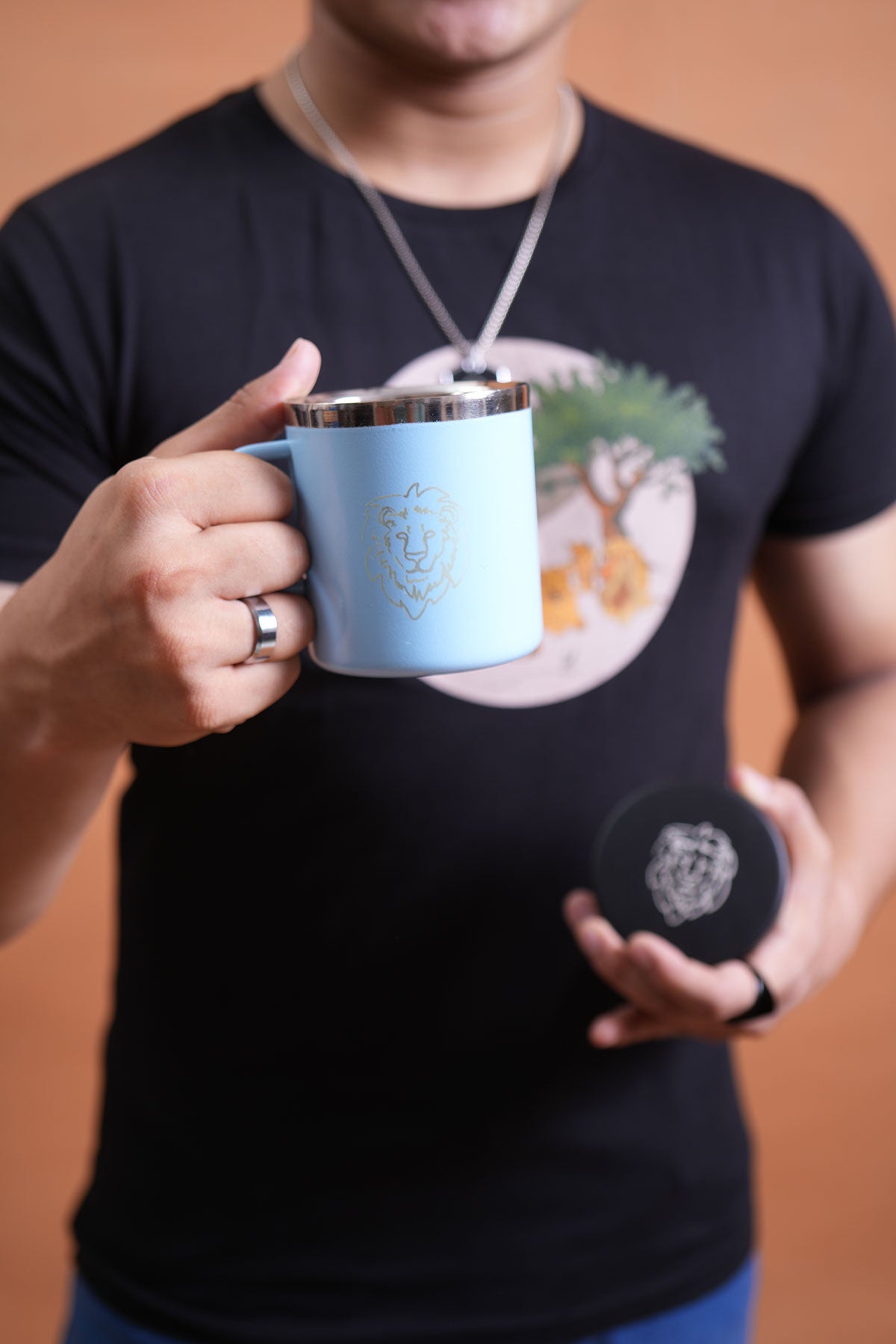 Saavaj Steel Mug – Bold Lion Print & Cap for Adventure